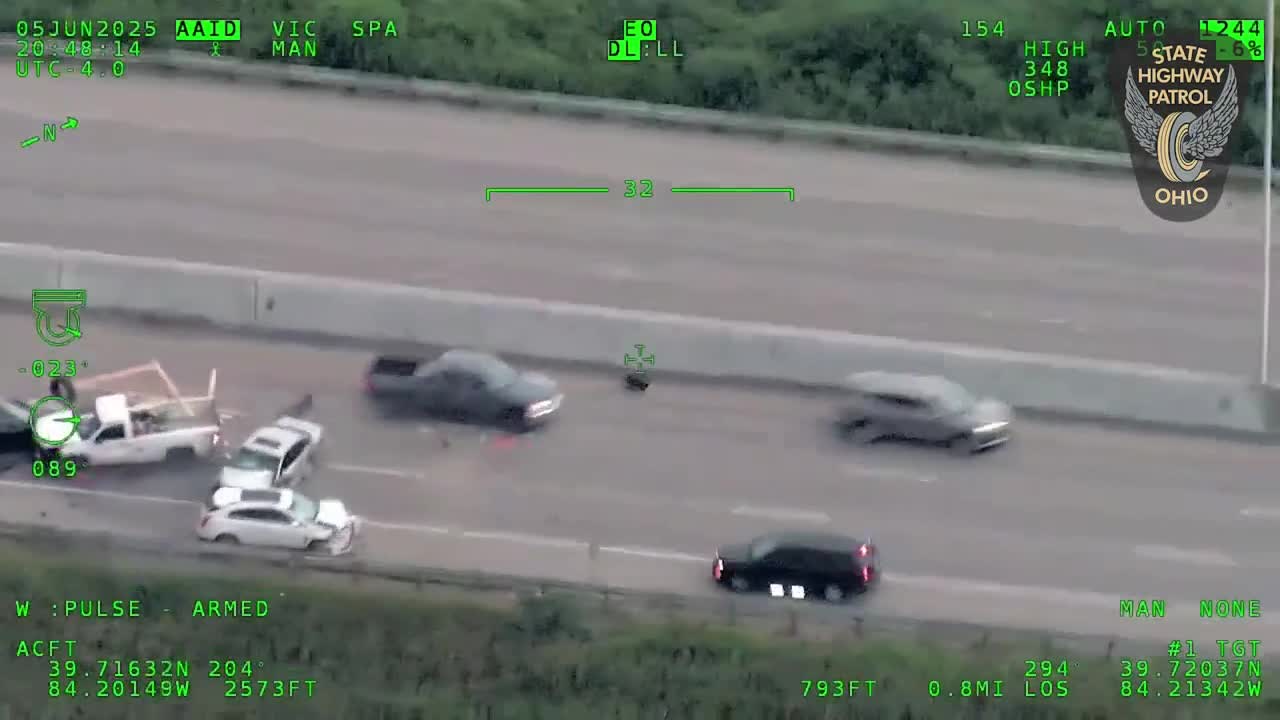 Επεισοδιακή καταδίωξη στις ΗΠΑ: Άνδρας πετάει ξύλινες σανίδες σε αστυνομικούς – Δείτε βίντεο