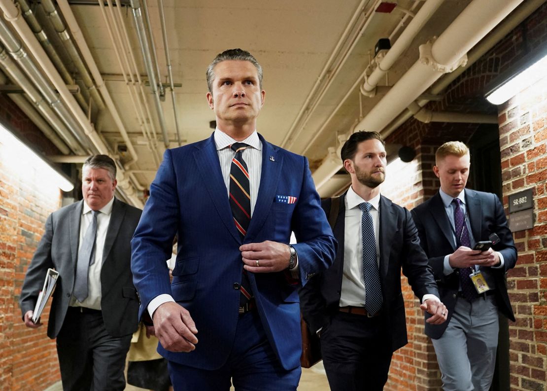 Πιτ Χέγκσεθ: «Οι πεζοναύτες αναπτύσσονται στο Λος Άντζελες για να προστατεύσουν τους πράκτορες της ICE»