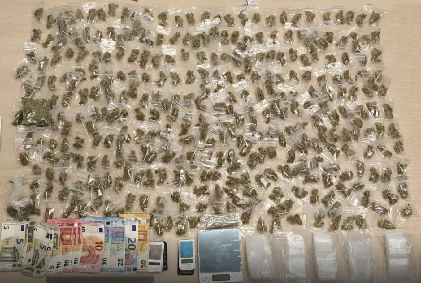 Χειροπέδες σε 25χρονο στον Άγιο Παντελεήμονα για κατοχή και διακίνηση ναρκωτικών (φωτο)