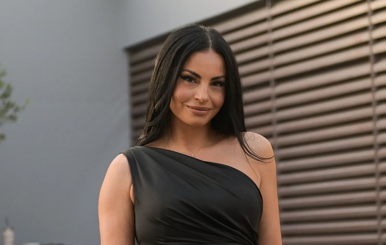 Η τόπλες φωτογραφία της Δ.Αλεξανδράκη δίπλα σε πισίνα (φώτο)