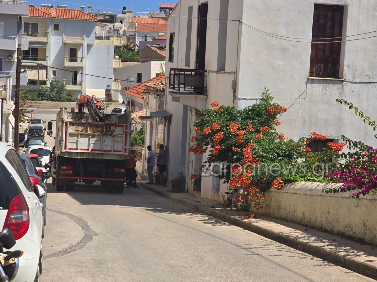 «Έφοδος» του Δήμου σε σπίτι άθλιας κατάστασης στα Χανιά: Τουλάχιστον 15 φορτηγά έφυγαν με σκουπίδια (φωτο)