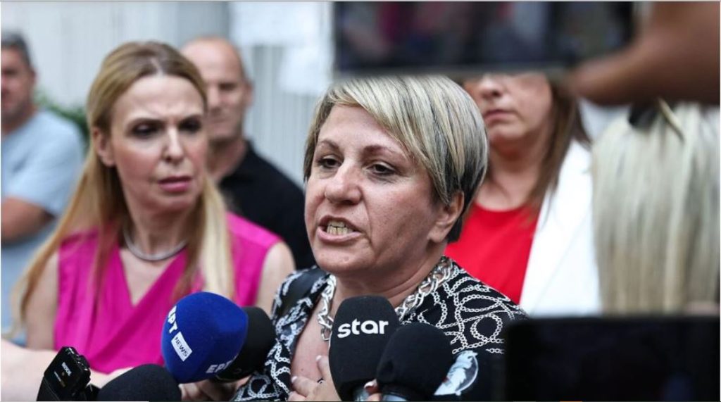 Τέμπη: Ξεσπούν συγγενείς θυμάτων για την αναβολή της δίκης – «Δεν τόλμησαν να φανούν & να δείξουν το πρόσωπό τους»