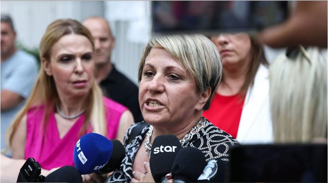 Τέμπη: Ξεσπούν συγγενείς θυμάτων για την αναβολή της δίκης – «Δεν τόλμησαν να φανούν & να δείξουν το πρόσωπό τους»