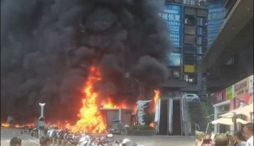 Τεράστιες πυρκαγιές έκαψαν αυτοκίνητα και μοτοσικλέτες στην Κίνα – Δείτε βίντεο