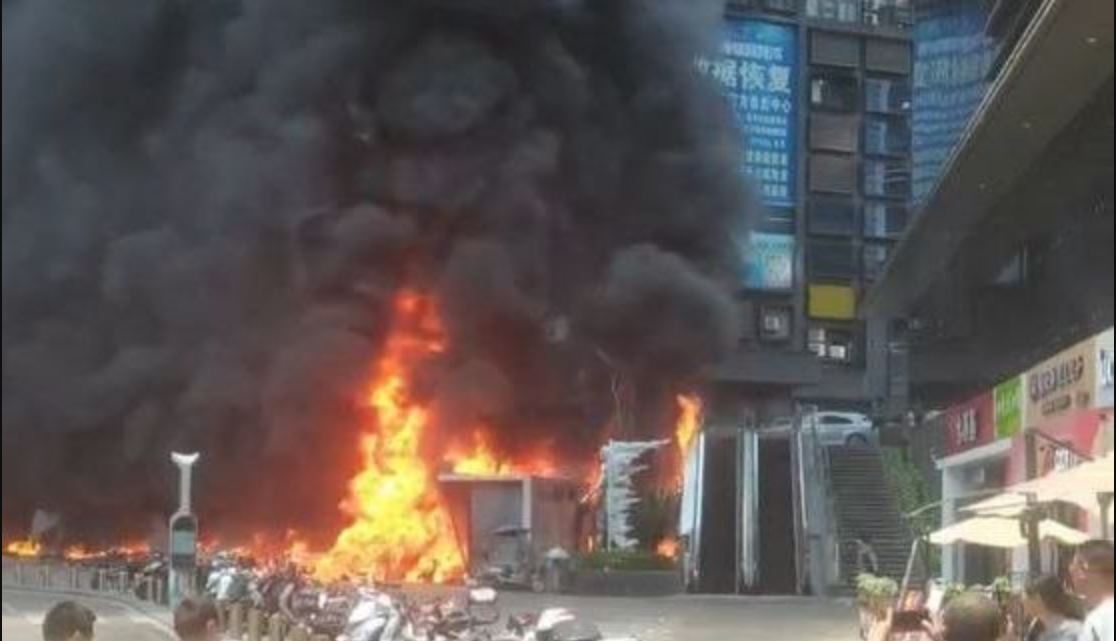 Τεράστιες πυρκαγιές έκαψαν αυτοκίνητα και μοτοσικλέτες στην Κίνα – Δείτε βίντεο