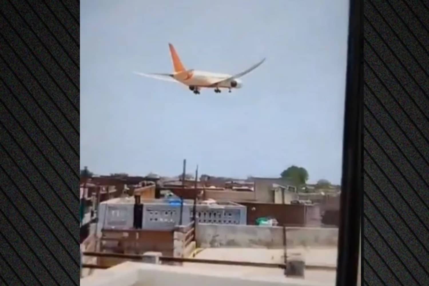 Ινδία: Οι πρώτες εκτιμήσεις των ειδικών για την συντριβή του αεροσκάφους – «Να εξεταστεί κακόβουλη ενέργεια»