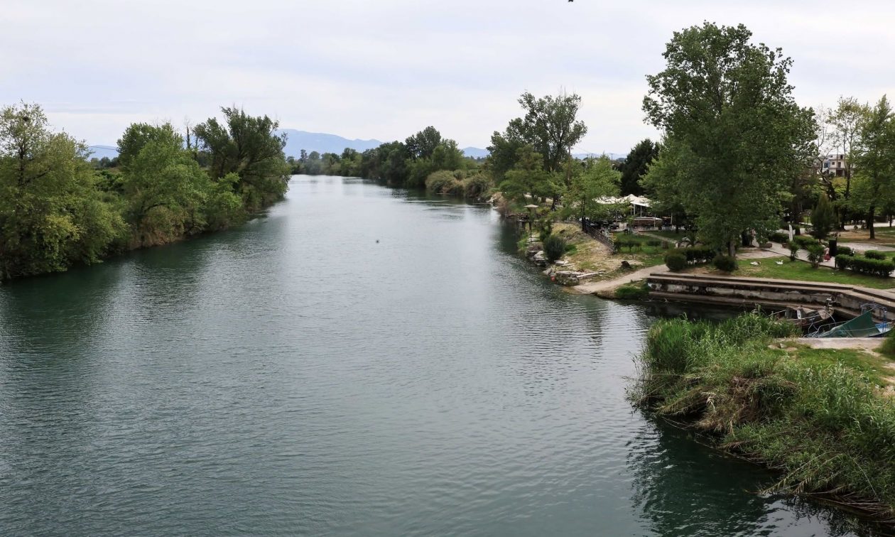 Για τουλάχιστον 20 λεπτά έμειναν κάτω από το νερό τα δύο αγόρια που ανασύρθηκαν από τον Άραχθο