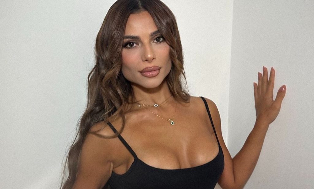 Ε.Ελευθερίου: Φωτογραφήθηκε με λεοπάρ μπικίνι σε παραλία και προκάλεσε «χαμό» (φωτο)