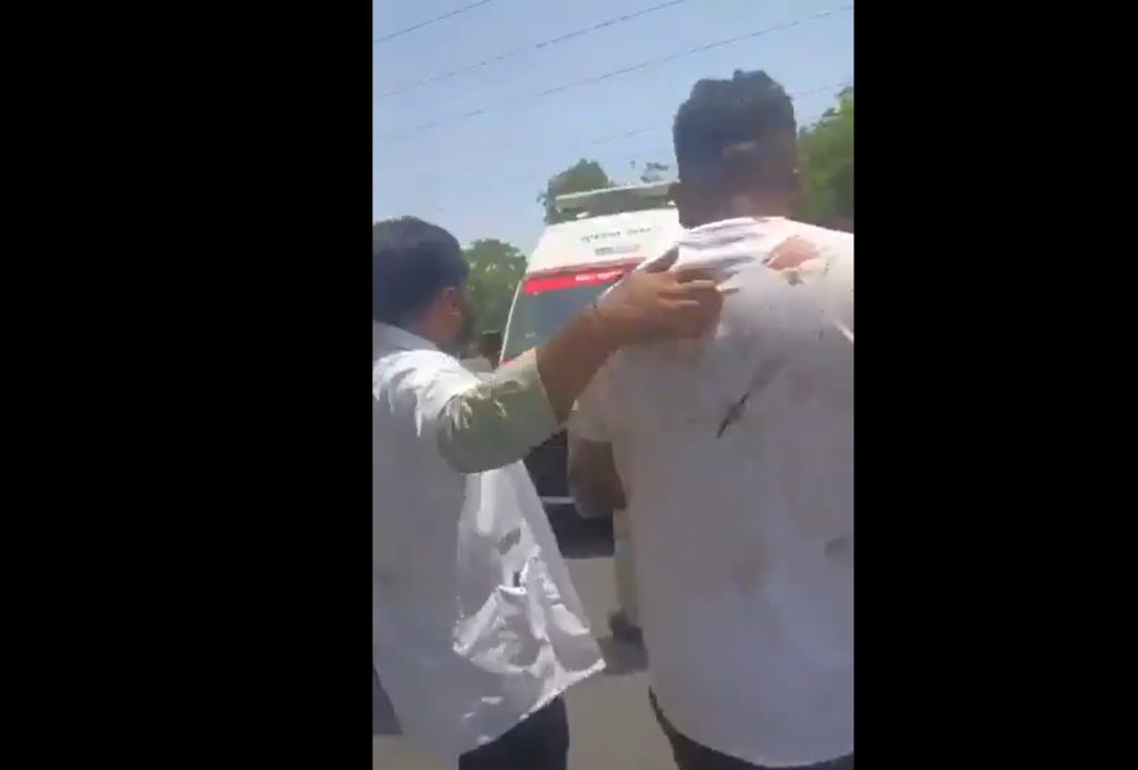 Βίντεο: Η στιγμή που ο μοναδικός επιζών της αεροπορικής τραγωδίας στην Ινδία περπατάει προς το ασθενοφόρο