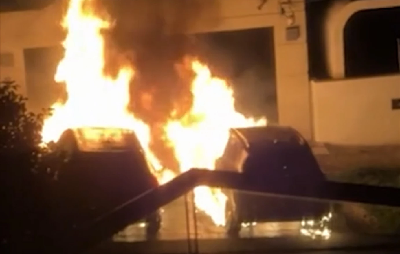 Σίδνεϊ: Υβριστικό μήνυμα γράφτηκε σε αυτοκίνητα λίγο πριν αυτά πυρποληθούν – Τι ερευνούν οι Αρχές 