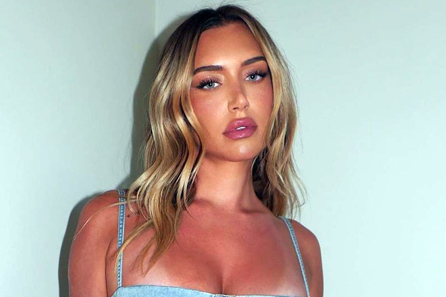 Σ.Καρανικολάου: Ποζάρει τόπλες στο Instagram (φωτο) 