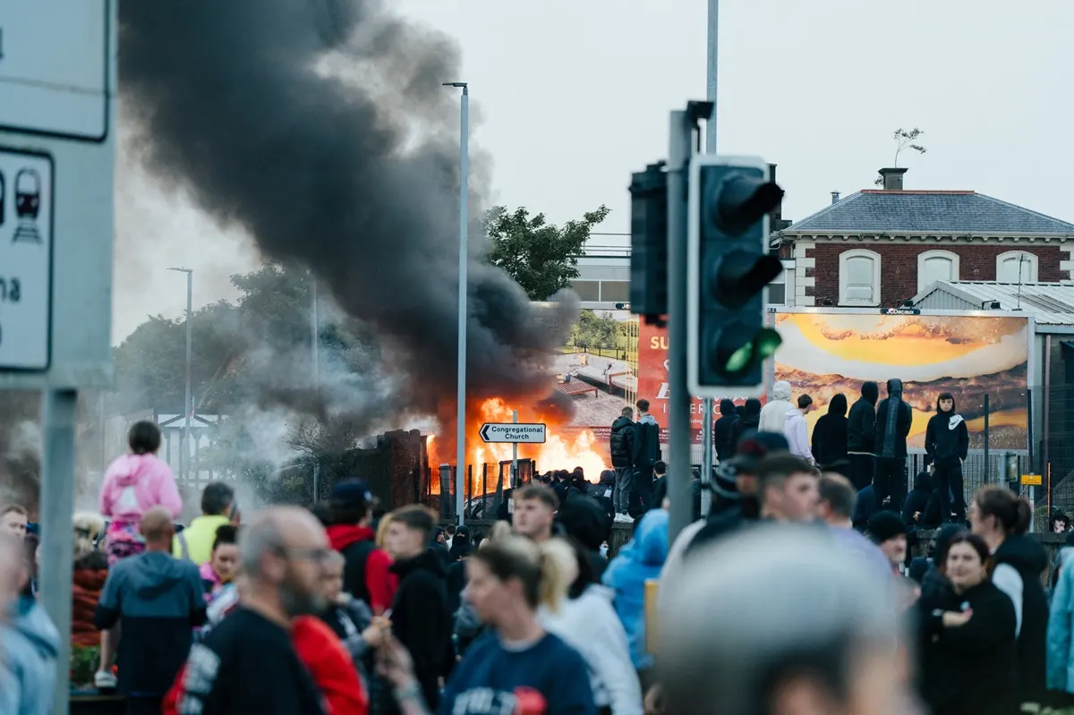 Βόρεια Ιρλανδία: Οι πολίτες στα «κάγκελα» με την εγκληματικότητα των παράνομων μεταναστών
