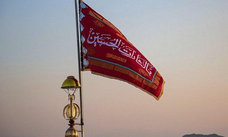 Το Ιράν ύψωσε την «Κόκκινη Σημαία της Εκδίκησης» πάνω από το ιερό τζαμί Τζαμκαράν