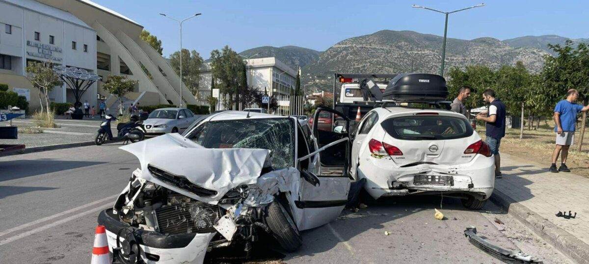 Βόλος: Επικίνδυνη «τρελή» πορεία αυτοκινήτου οδήγησε σε σοβαρό τροχαίο – Επιχείρησε προσπέραση σε διάβαση (φωτο)