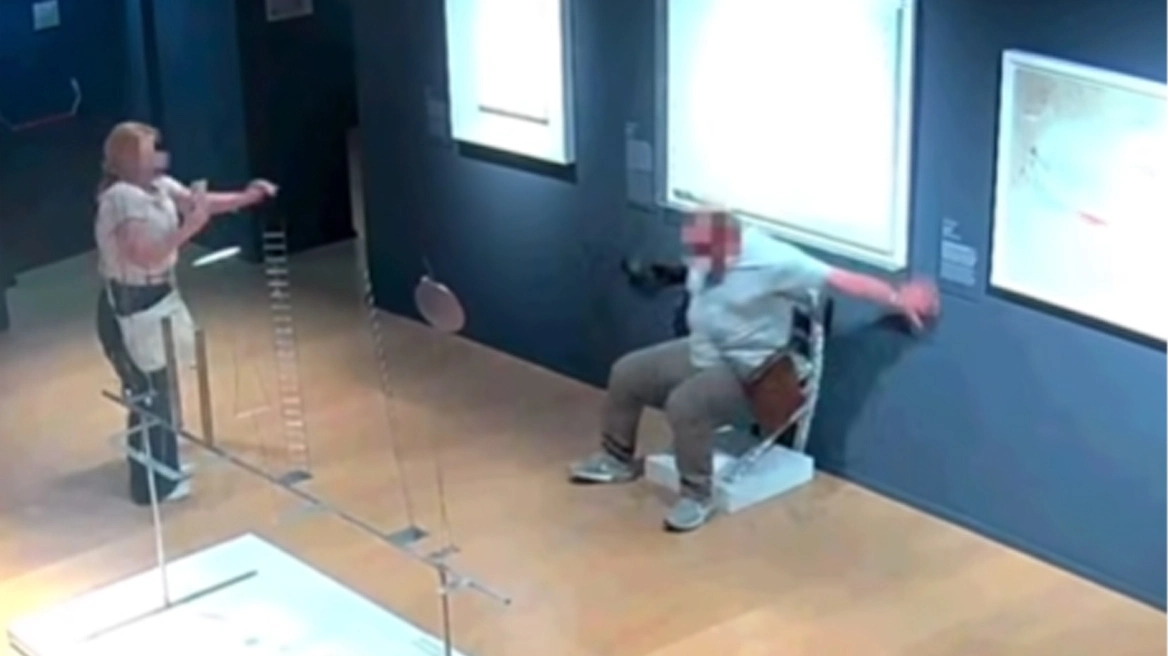 Ιταλία: H στιγμή που τουρίστας σπάει την καρέκλα – έκθεμα «Βαν Γκογκ» στο μουσείο της Βερόνας (βίντεο)