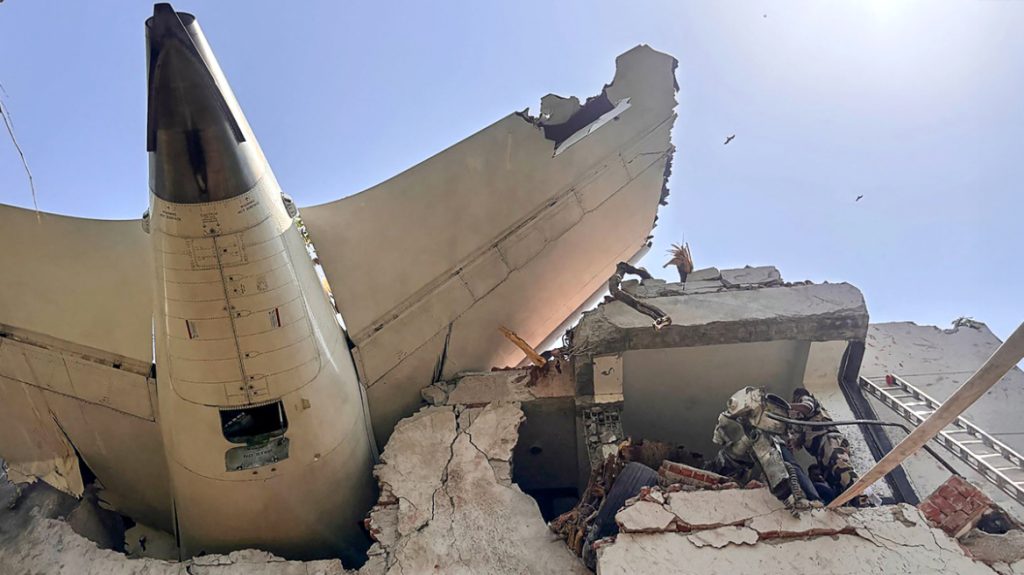 To τραγικό λάθος στο πιλοτήριο: Η θεωρία για τη συντριβή του αεροσκάφους της Air India που στοίχισε 265 ζωές