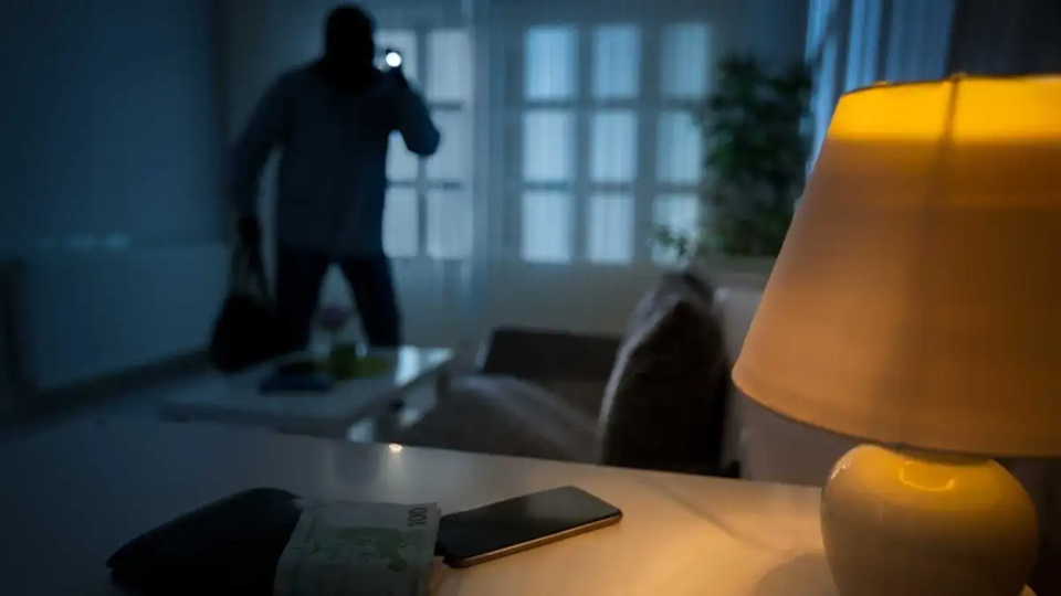 Διάρρηξη σε σπίτι επιχειρηματία στη Θεσσαλονίκη: Άρπαξαν 180.000 ευρώ, χρυσές λίρες και κοσμήματα