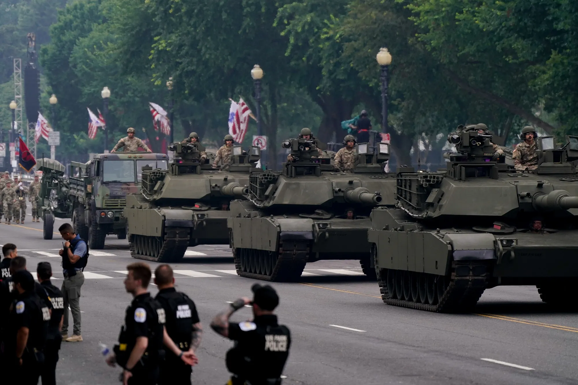 Η στρατιωτική παρέλαση του αμερικανικού στρατού στην Ουάσιγκτον για τα 250 χρόνια παρουσία του Ν.Τραμπ (βίντεο)