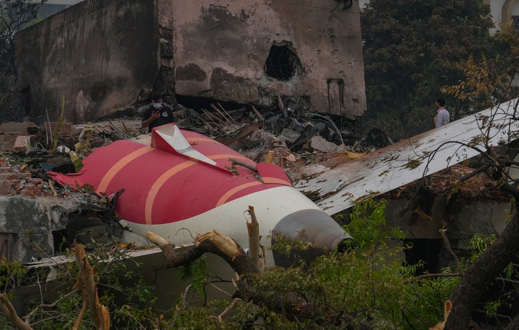 Τα τελευταία λόγια του πιλότου της Air India πριν τη συντριβή: «Η ώθηση δεν επιτεύχθηκε… πέφτει… Mayday!»