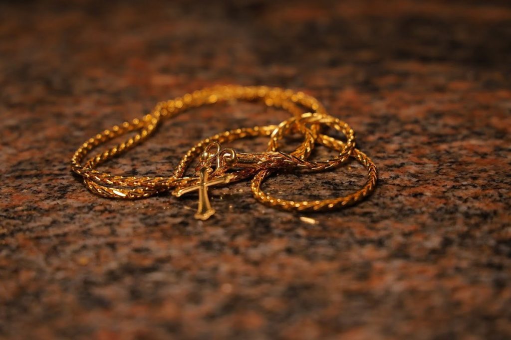 Θεσσαλονίκη: Απείλησαν με μπαστούνι και σύριγγα 19χρονο και του άρπαξαν αλυσίδα με σταυρό από το λαιμό