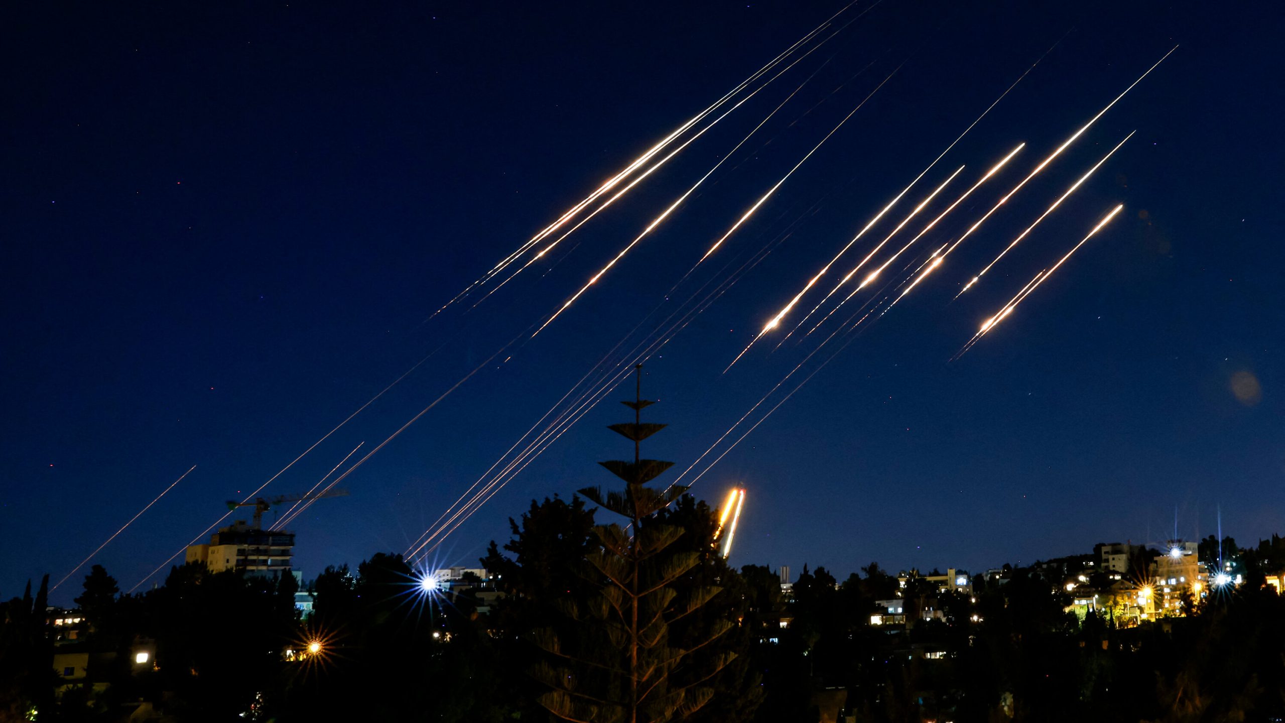 Τρομερή εναλλαγή χρωμάτων στον ουρανό του Ισραήλ από τα πυραυλικά πλήγματα του Ιράν – Δείτε βίντεο