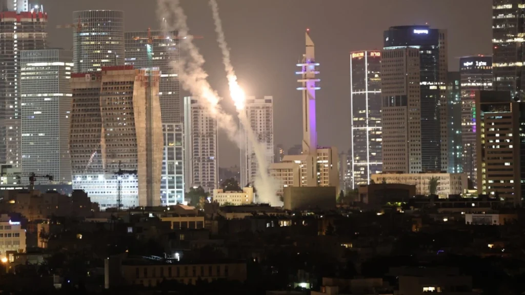 Αγωνιούν για την επόμενη ημέρα στο Ισραήλ οι κάτοικοι – Κλεισμένοι στα καταφύγια δέχονται τα ιρανικά πλήγματα