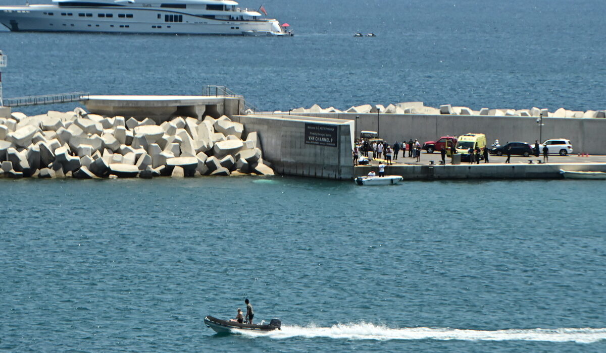 Πτώση ελικοπτέρου στη Βουλιαγμένη: «Πήδηξαν πριν πέσει» λέει αυτόπτης μάρτυρας – Η ανακοίνωση της Astir Marina