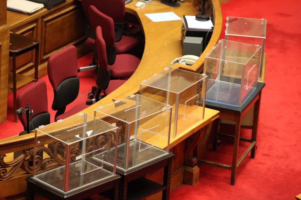 Μεγάλο «μπλέξιμο» η ψηφοφορία για την Προανακριτική: Οι βουλευτές θα ψηφίσουν σε… 14 κάλπες!