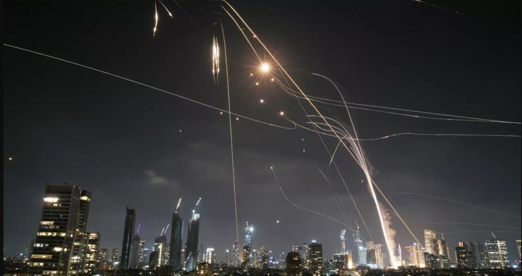 Εντυπωσιακό βίντεο: Η στιγμή που δεκάδες βαλλιστικοί πύραυλοι του Ιράν εκτοξεύονται και κατευθύνονται στο Ισραήλ
