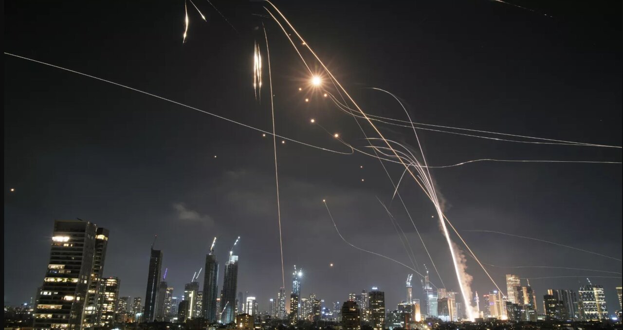 Εντυπωσιακό βίντεο: Η στιγμή που δεκάδες βαλλιστικοί πύραυλοι του Ιράν εκτοξεύονται και κατευθύνονται στο Ισραήλ