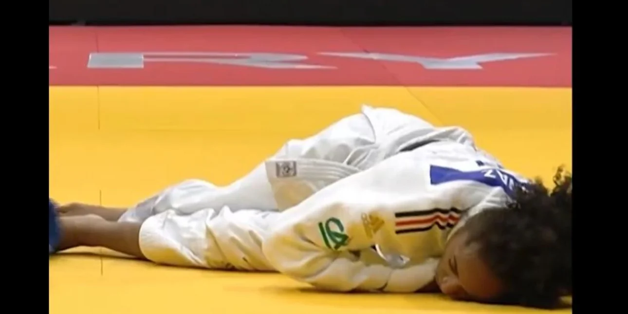 Βίντεο: Η τρομακτική στιγμή που Γαλλίδα αθλήτρια του τζούντο χάνει τις αισθήσεις της μετά από λαβή στραγγαλισμού
