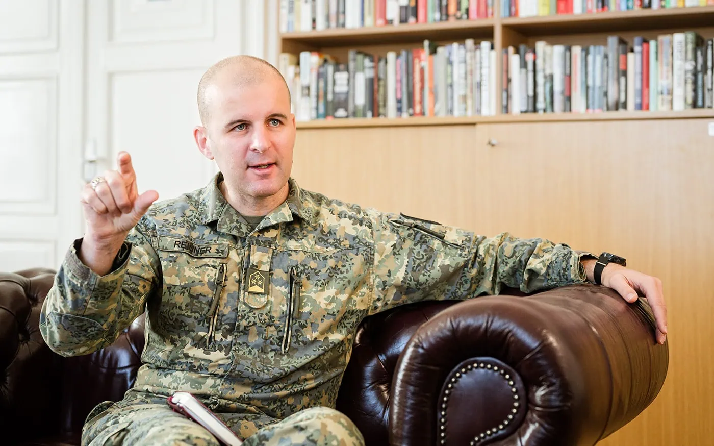 Αυστριακός Συνταγματάρχης προς την ΕΕ: «Δείτε πόσο θα αντέξει η Ουκρανία γιατί η Ρωσία δεν πέφτει με τίποτα (vid)