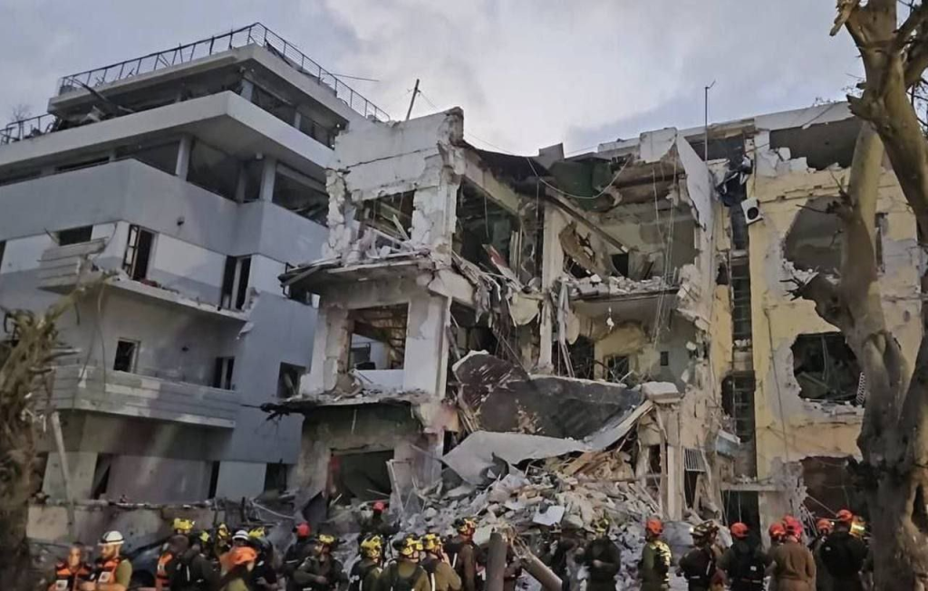 Συγκλονιστικά πλάνα από το βομβαρδισμένο Τελ Αβίβ: Ισοπεδώθηκαν ολόκληρα οικοδομικά τετράγωνα κυβερνητικών κτιρίων