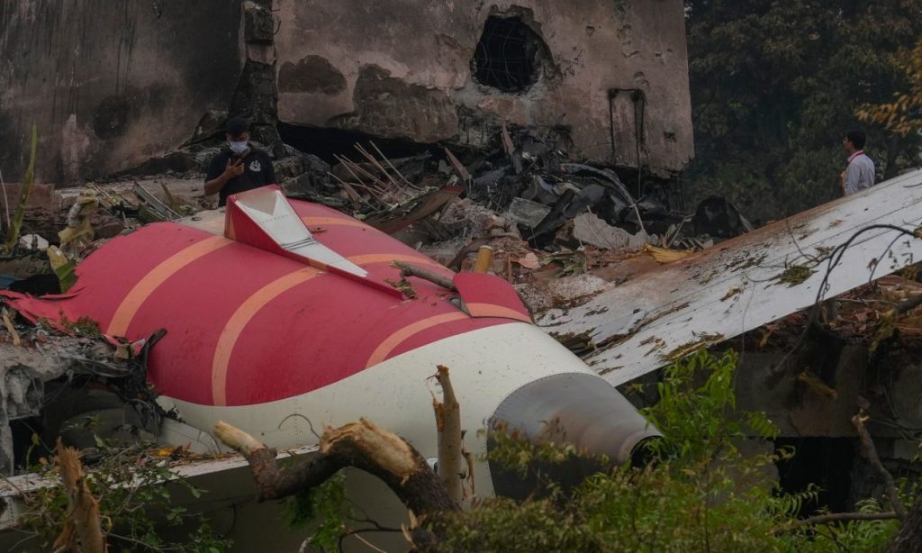 Ινδία: H στιγμή που το Boeing 787 της Air India χάνει την ισχύ του λίγο πριν συντριβεί (βίντεο)