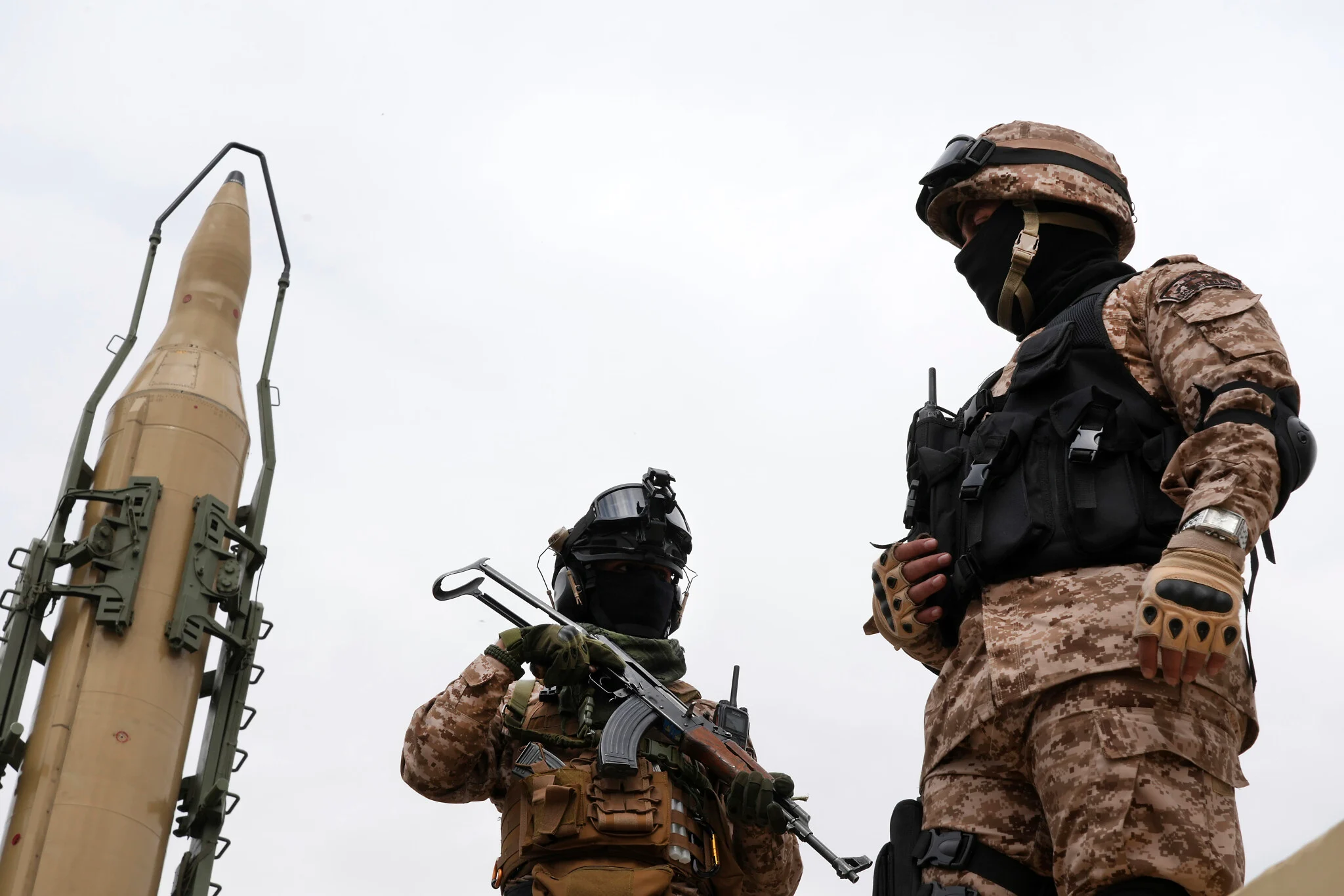 Προπαγάνδα; – Οι Ιρανοί δένουν πράκτορες της Μοσάντ σε πυραύλους για να τους στείλουν… πίσω στο Ισραήλ!