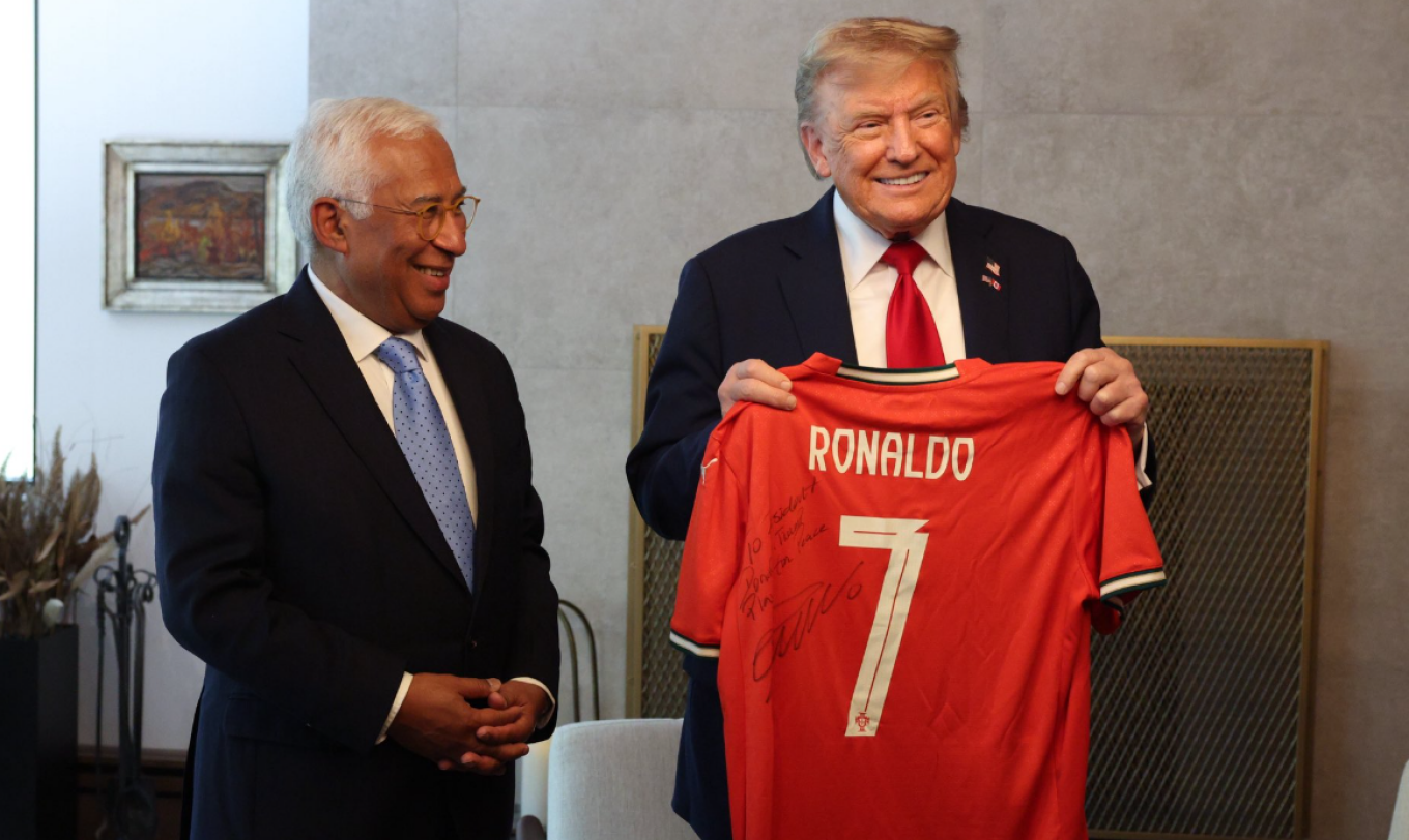 Ο Κριστιάνο Ρονάλντο έστειλε υπογεγραμμένη μπλούζα στον Ντόναλντ Τραμπ – Περιχαρής ο Αμερικανός πρόεδρος (φωτο)