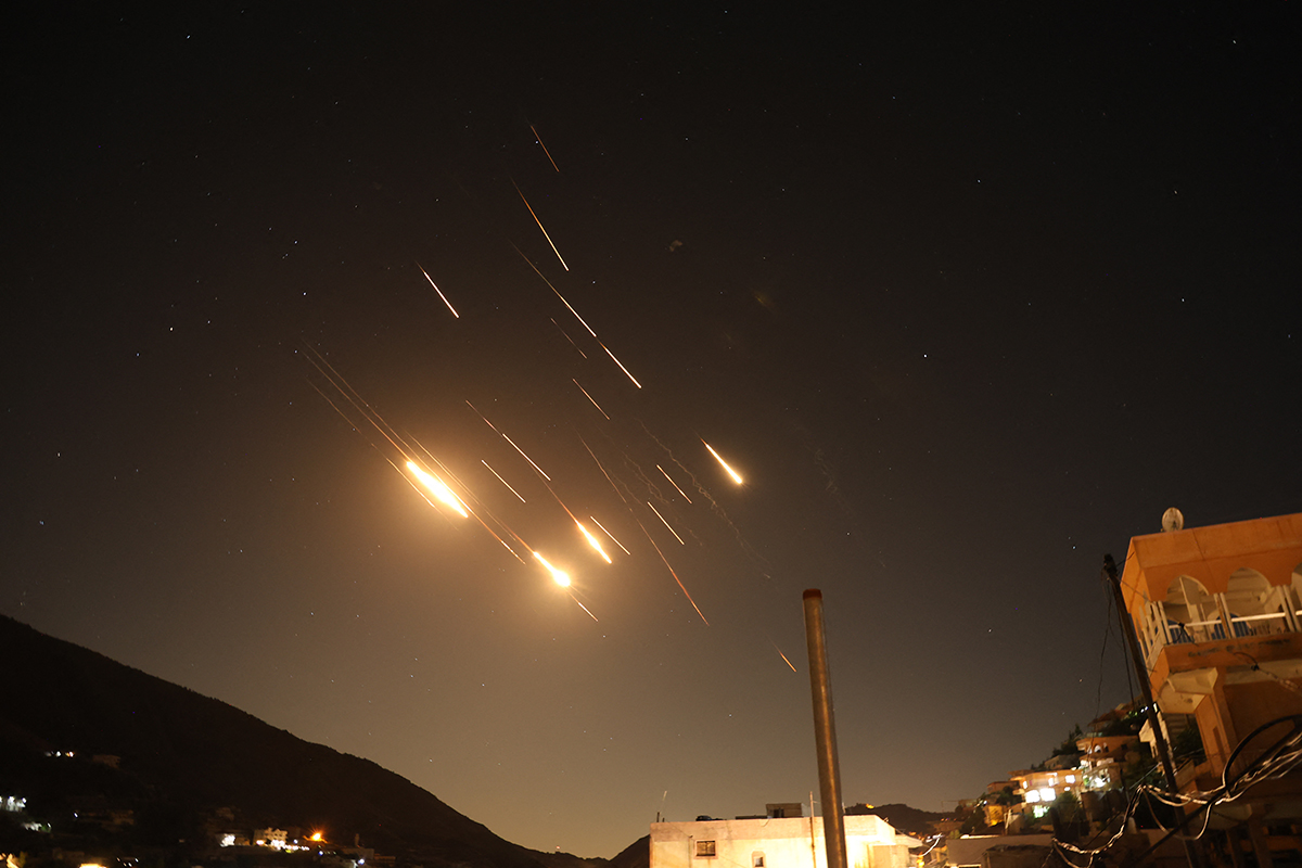 Ισραήλ: «Πάνω από 50 αεροσκάφη μας επιτέθηκαν σε εγκαταστάσεις παραγωγής όπλων στο Ιράν» (βίντεο)