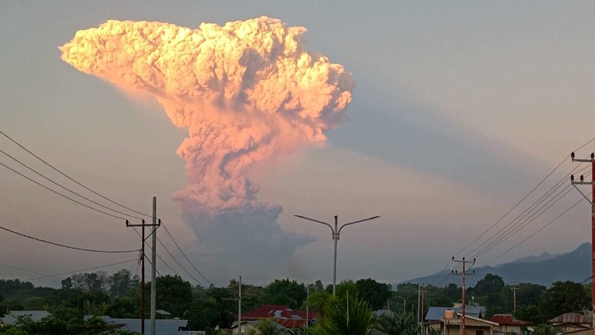 Ινδονησία: Εξερράγη το ηφαίστειο Λεβοτόμπι Λάκι Λάκι – Εκτόξευσε σύννεφο τέφρας στα 10.000 μέτρα (βίντεο)