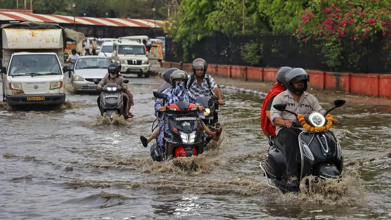 Φονικοί οι μουσώνες στην Ινδία – Τουλάχιστον 18 νεκροί από χτυπήματα κεραυνών ή από κτήρια που κατέρρευσαν (βίντεο)