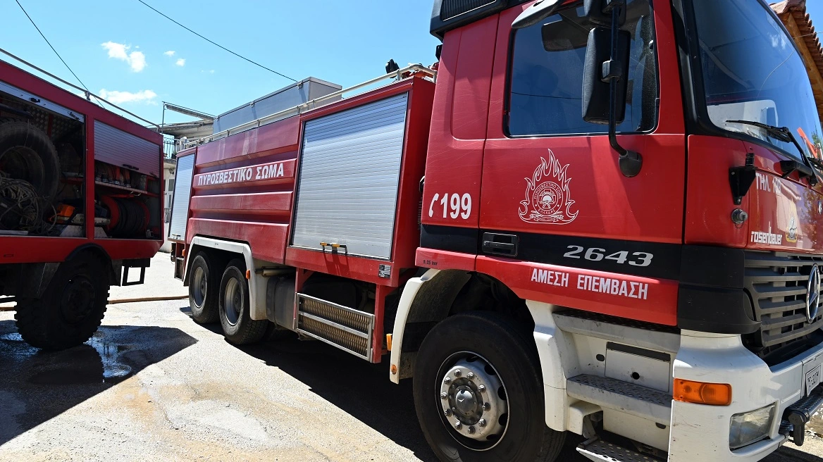 Πυρκαγιά στον Μαραθώνα – Καίει στον οικισμό Αγία Μαρίνα