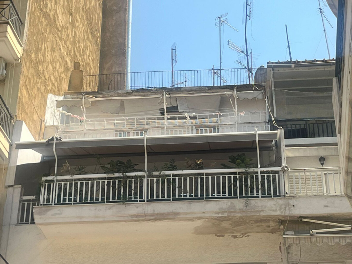 Θεσσαλονίκη: Μετά από ανώνυμη καταγγελία στο «100» βρέθηκε το βρέφος που είχαν παρατήσει στο μπαλκόνι