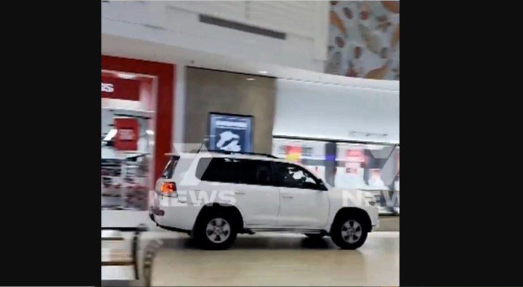 Αυστραλία: Λευκό Landcruiser «εισβάλει» σε εμπορικό κέντρο (βίντεο)