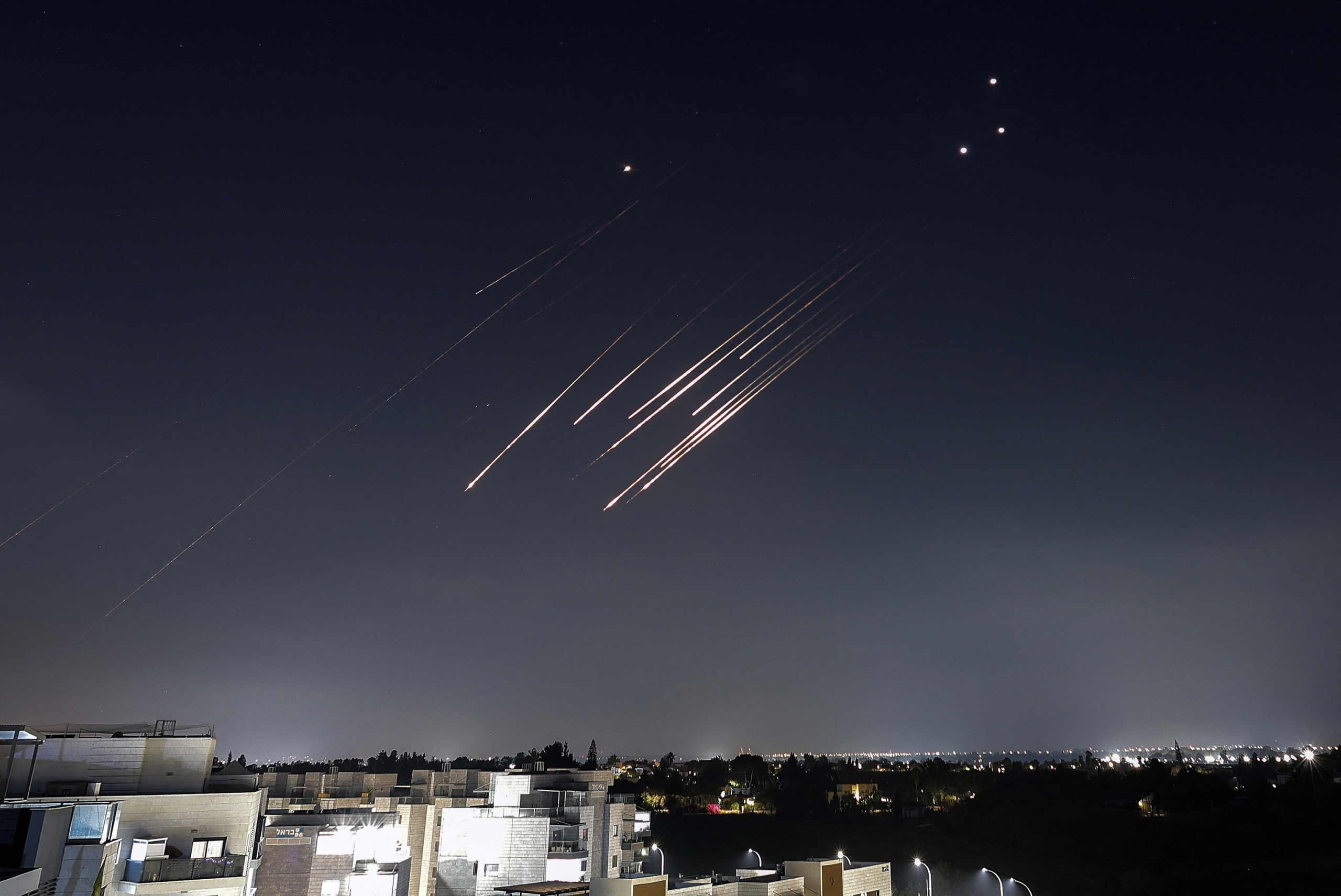 Το Ιράν εξαπέλυσε νέα ομοβροντία πυραύλων κατά του Ισραήλ