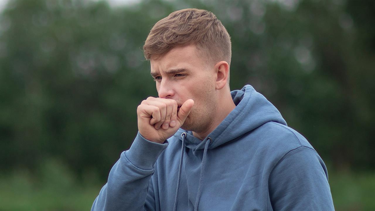 Χρόνιος βήχας: Δείτε πού μπορεί να οφείλεται και πώς αντιμετωπίζεται