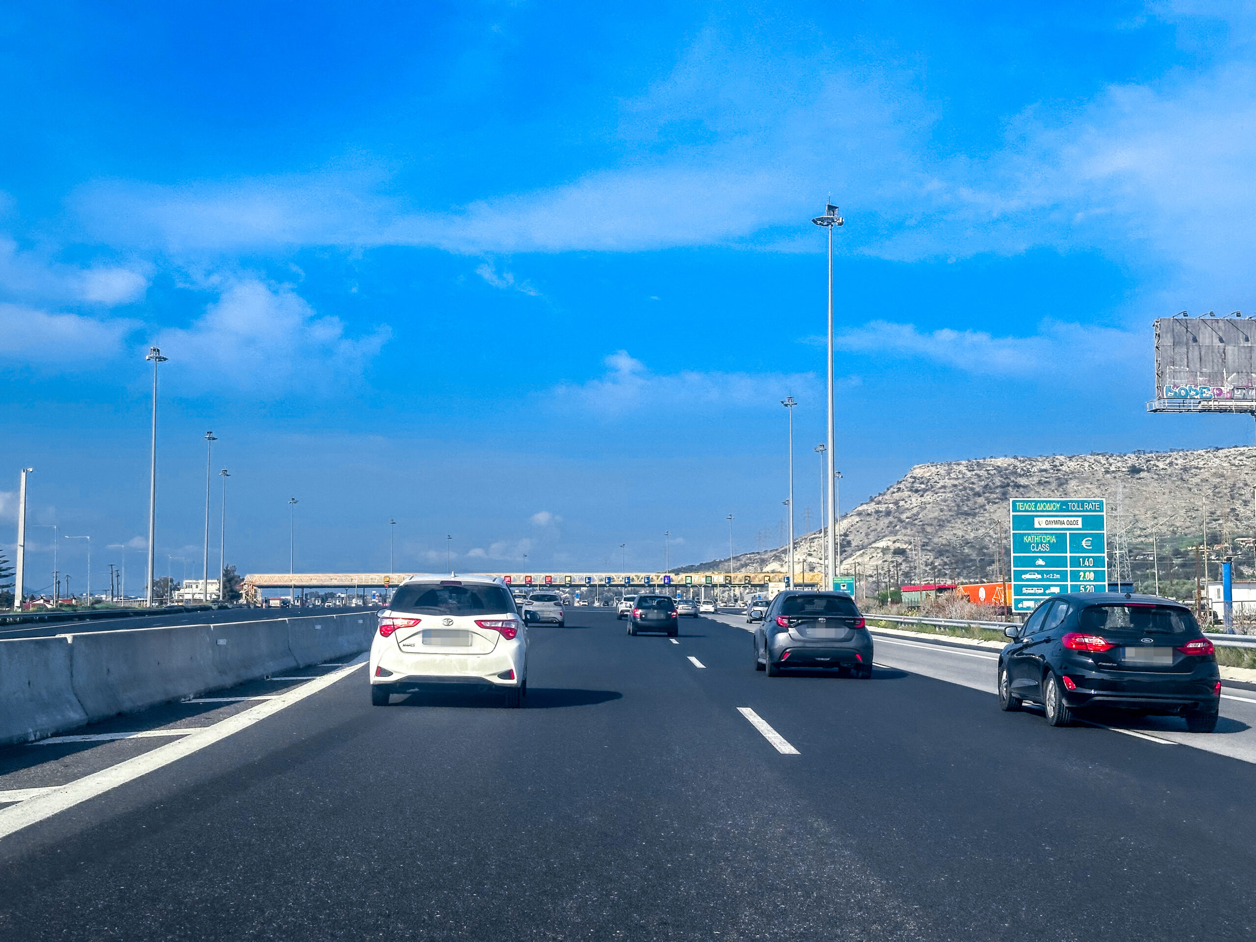 Θανατηφόρο τροχαίο στον κόμβο Μάνδρας: Νεκρή μια γυναίκα σε σύγκρουση μηχανής με φορτηγό