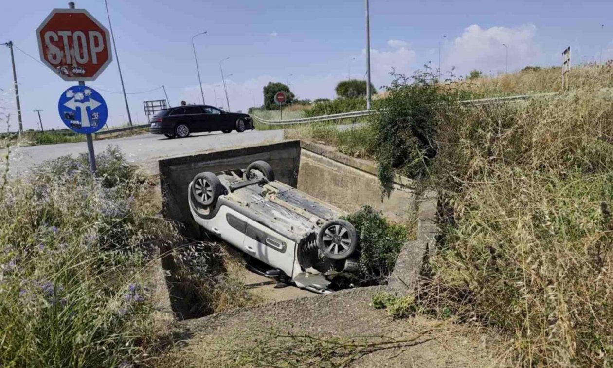 Σε τροχαίο ατύχημα ενεπλάκη ο δήμαρχος Νέας Προποντίδας: Το όχημα του έπεσε σε χαντάκι – «Είχαμε Άγιο» (φωτο)