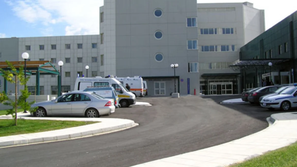 Στο νοσοκομείο φιλοξενείται το βρέφος που κλείδωσαν οι γονείς του στο μπαλκόνι διαμερίσματος στη Θεσσαλονίκη