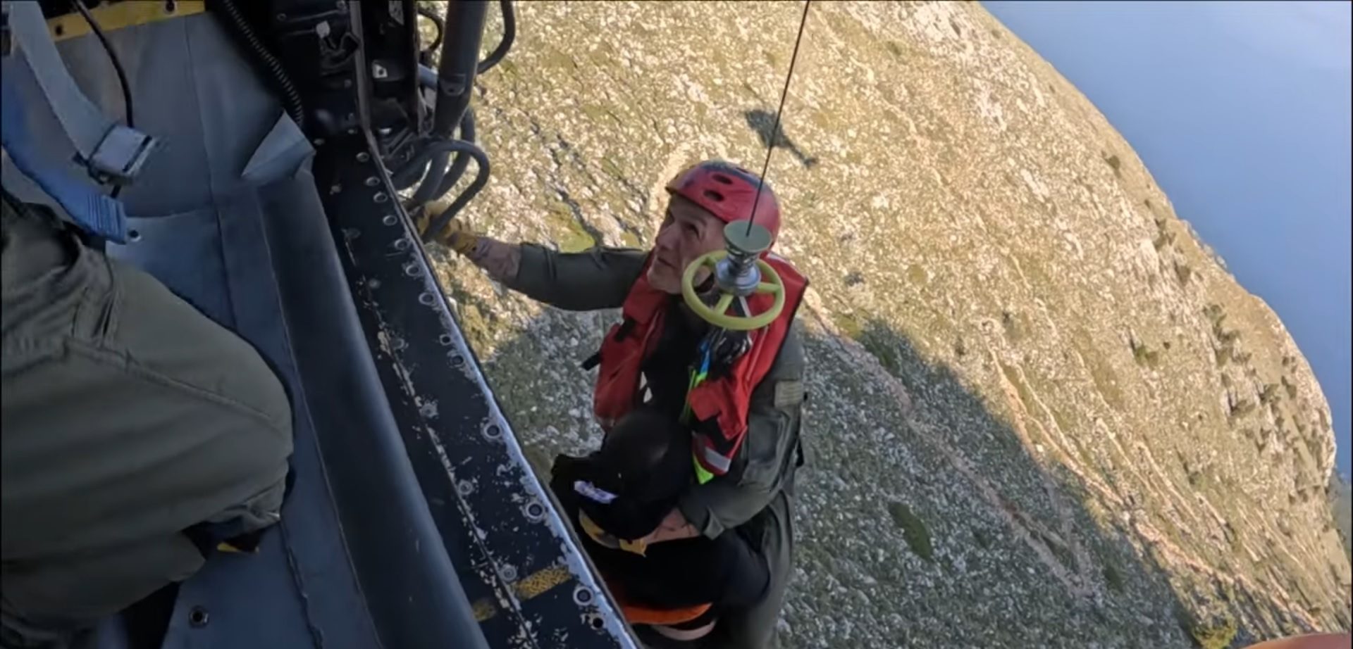 Βίντεο: Καρέ καρέ η διάσωση τραυματία με «Super Puma» στο Άγιο Όρος