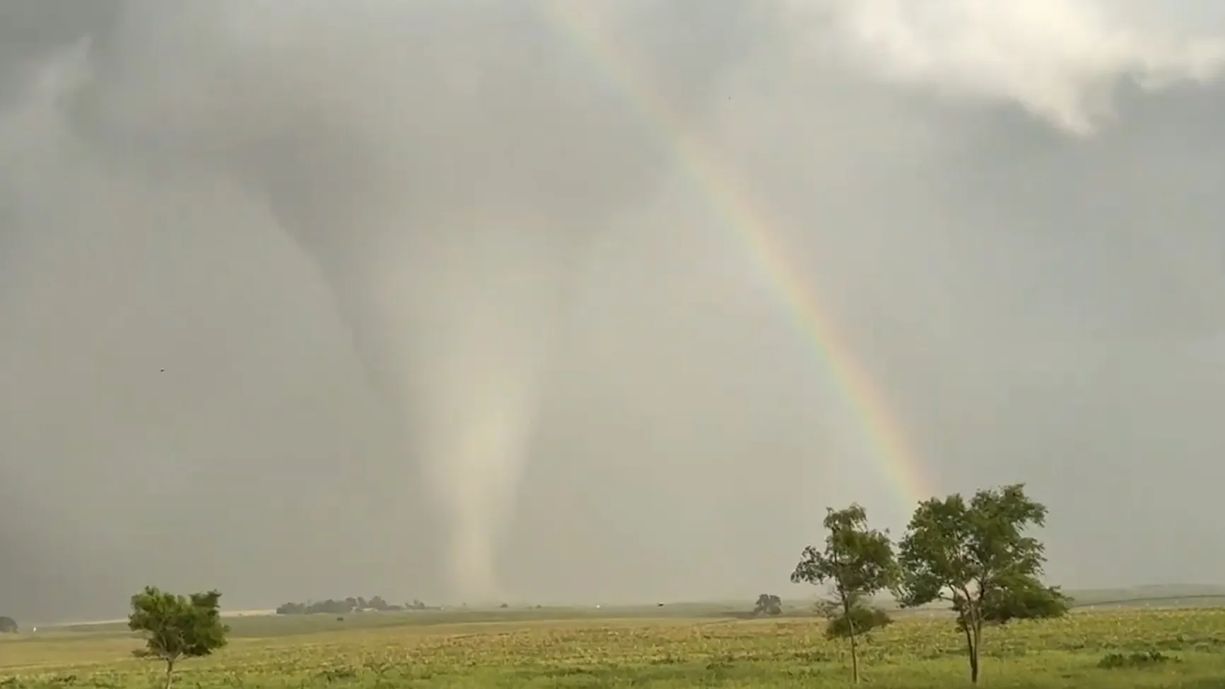 Σπάνιο φαινόμενο στη Νεμπράσκα: Ανεμοστρόβιλος περνά μέσα από ουράνιο τόξο – Δείτε εντυπωσιακό βίντεο