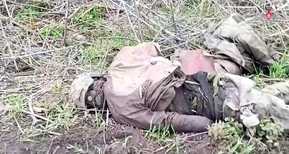 Οι Ρώσοι μαζεύουν ακόμη τις σορούς Ουκρανών στρατιωτών στη Σούντζα! – Δείτε βίντεο (σκληρές εικόνες)